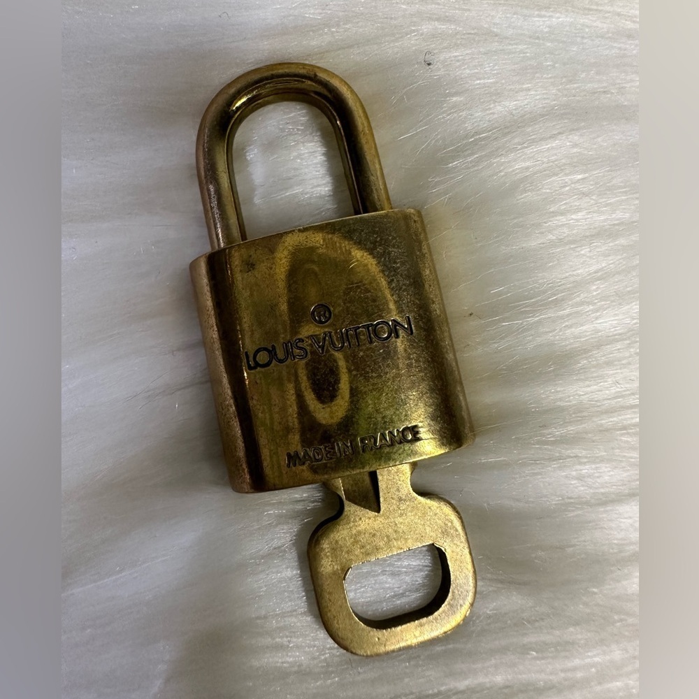 LOUIS VUITTON lock and key #308